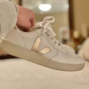 Veja | V 10 Sneaker White and Metallic Gold Size US 7
